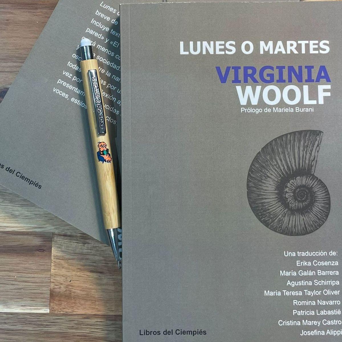 Dos ejemplares del libro «Lunes o martes», de Virginia Woolf, editado por Libros de Ciempiés para su colección «Clásicos accesibles». En la foto también se ve una lapicera con la ilustración del «Ciempiés lector».